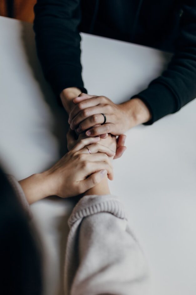 Establishing connection deceases stress-eating.